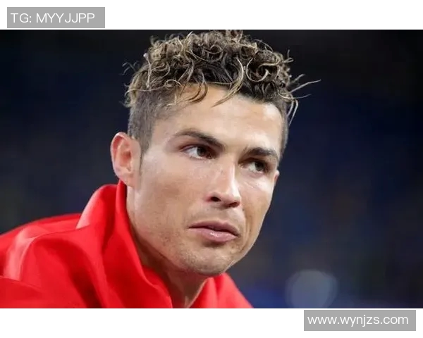 C罗发型变幻史:从经典到时尚的足球巨星造型演变回顾